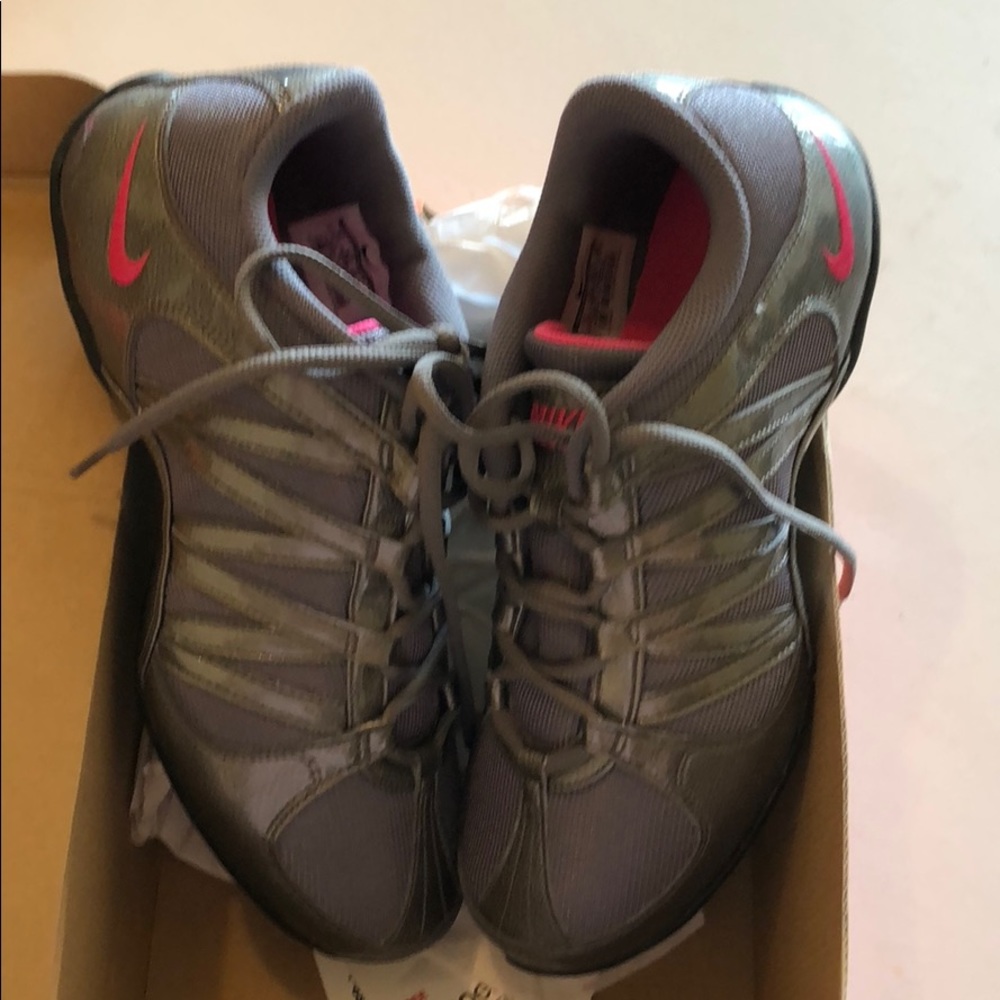 NEW Nike Womes Musique IV Shoes